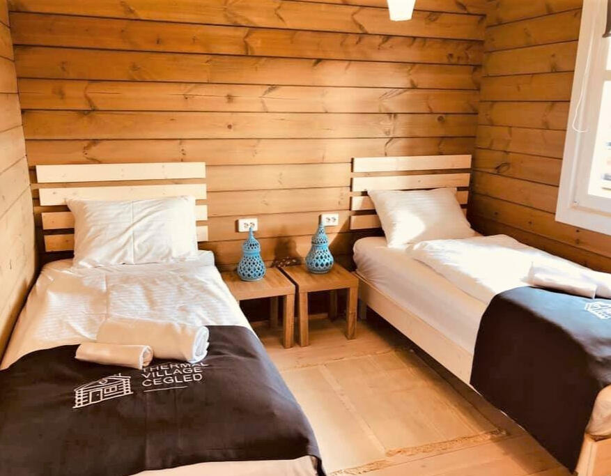 Thermal Village Cegléd nyaralóapartmanok tervezése rusztikus stílusban